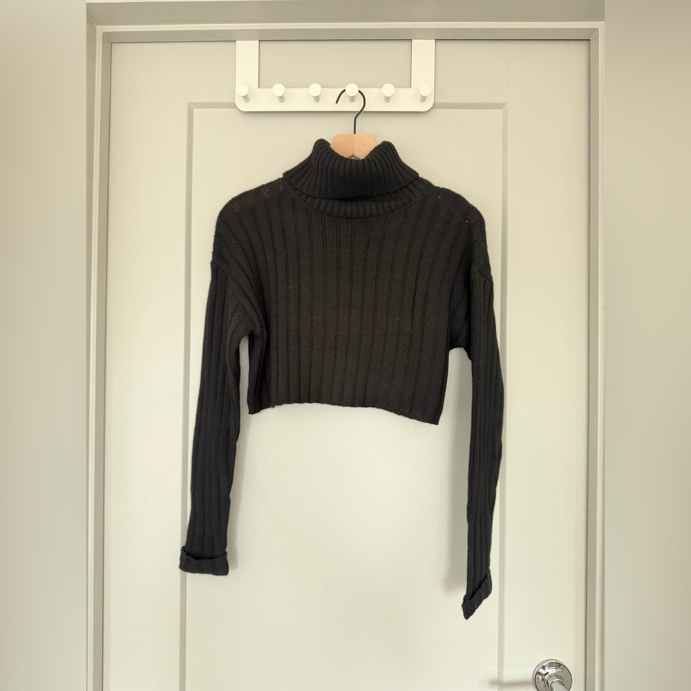 Forever 21 Black Cropped Turtleneck Sweater